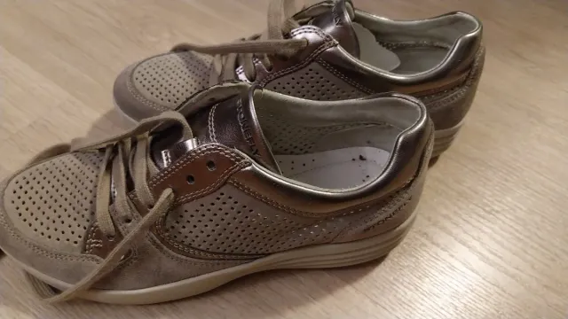 Zapatillas de piel beige y oro talla 41