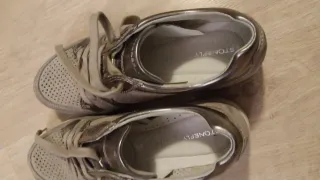 Zapatillas de piel beige y oro talla 41