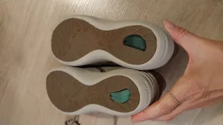 Zapatillas de piel beige y oro talla 41