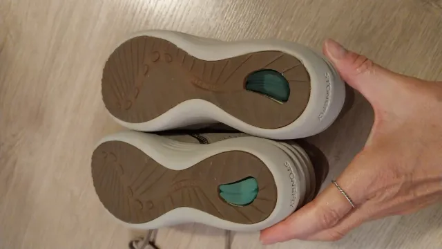 Zapatillas de piel beige y oro talla 41