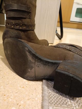 Botines marrones con tiras y hebillas