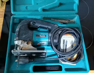 Sierra de calar Makita con maletín