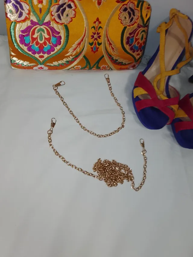 Bolso y tacones para boda