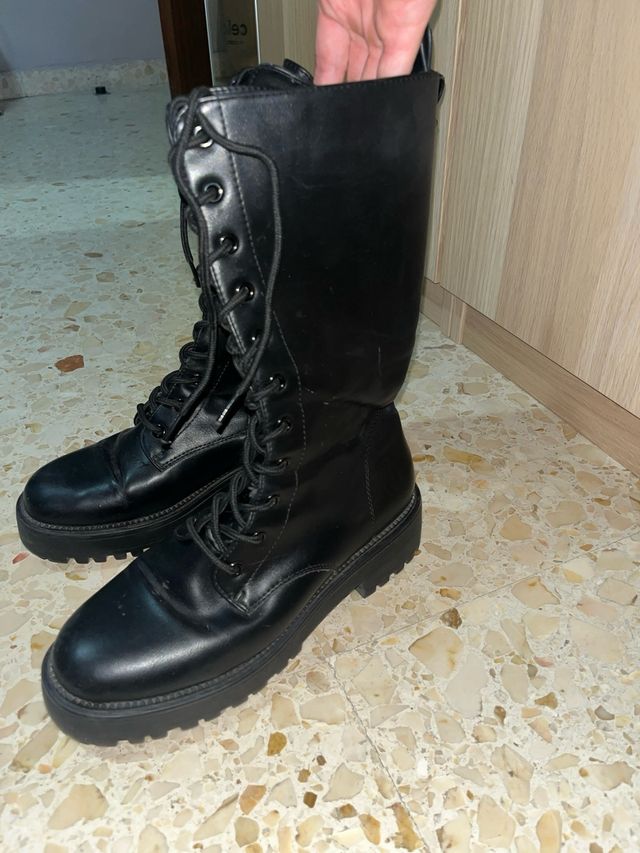 Stivali alti neri con lacci