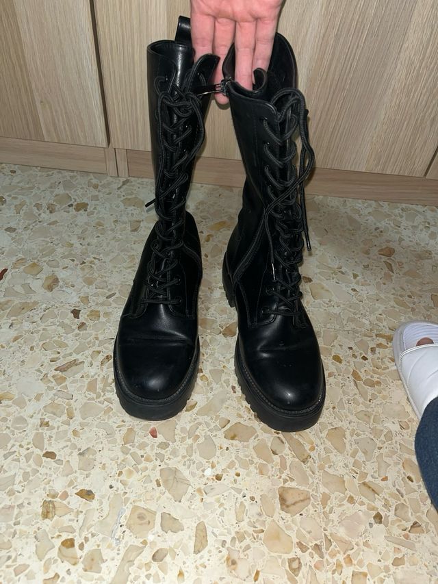 Stivali alti neri con lacci