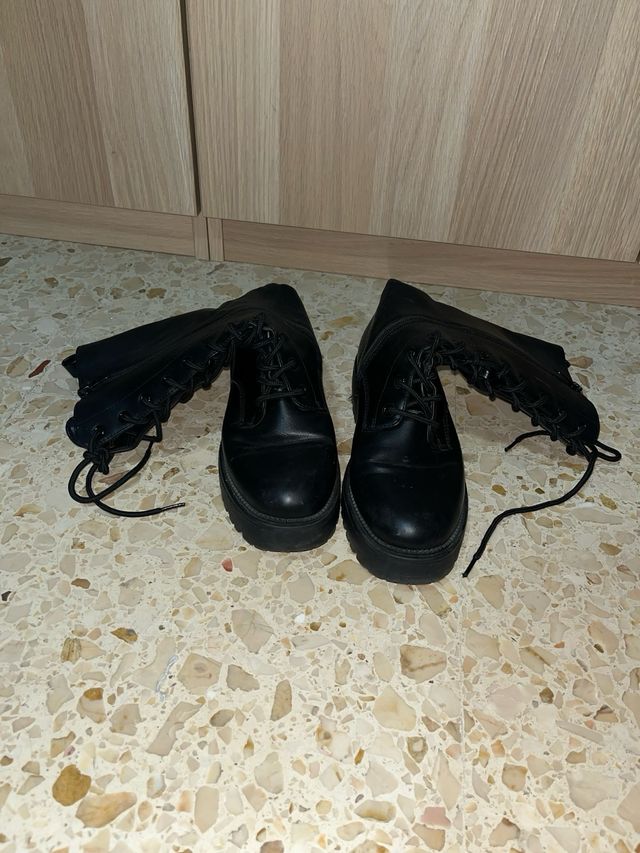 Stivali alti neri con lacci