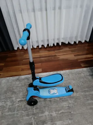 Patinete infantil con asiento azul