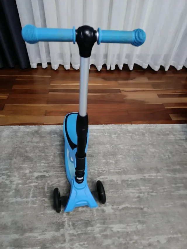 Patinete infantil con asiento azul