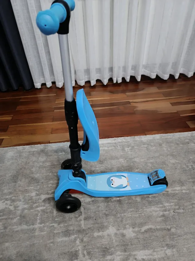Patinete infantil con asiento azul