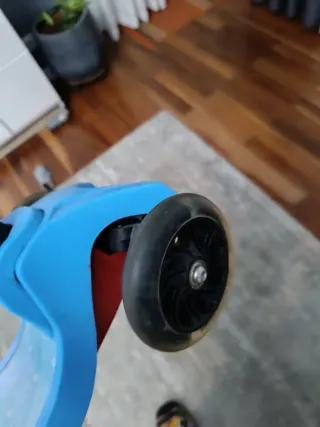 Patinete infantil con asiento azul