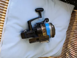 Cañas de pescar y carretes.