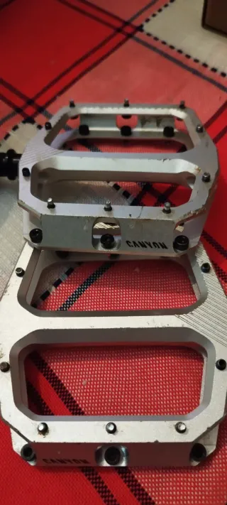 Pedali da piattaforma Canyon per MTB