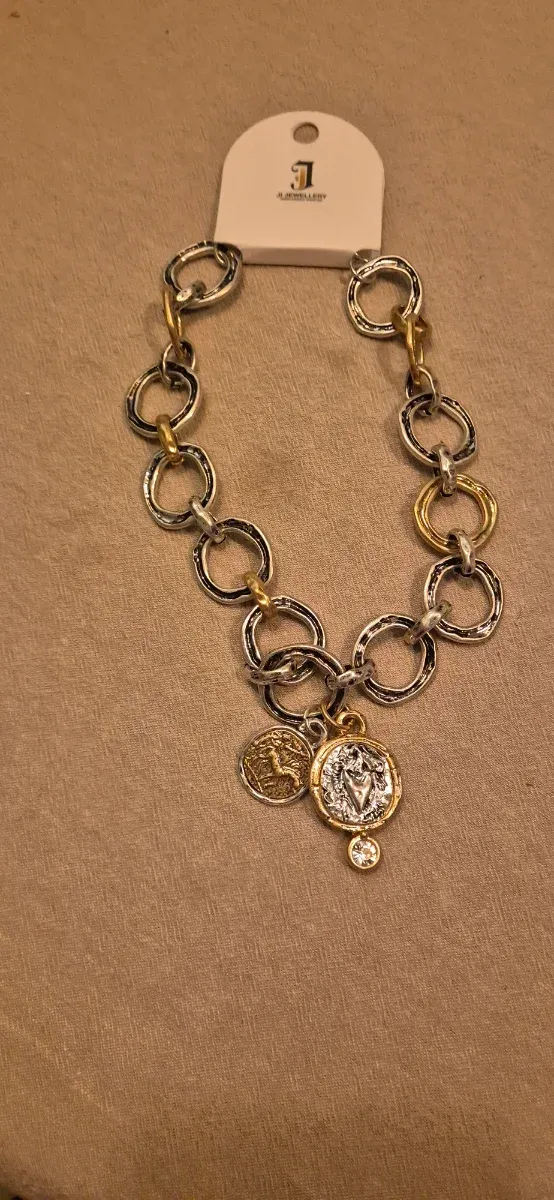 Collar dorado y plateado