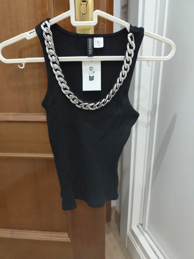 Camiseta H&M Negra con Cadena