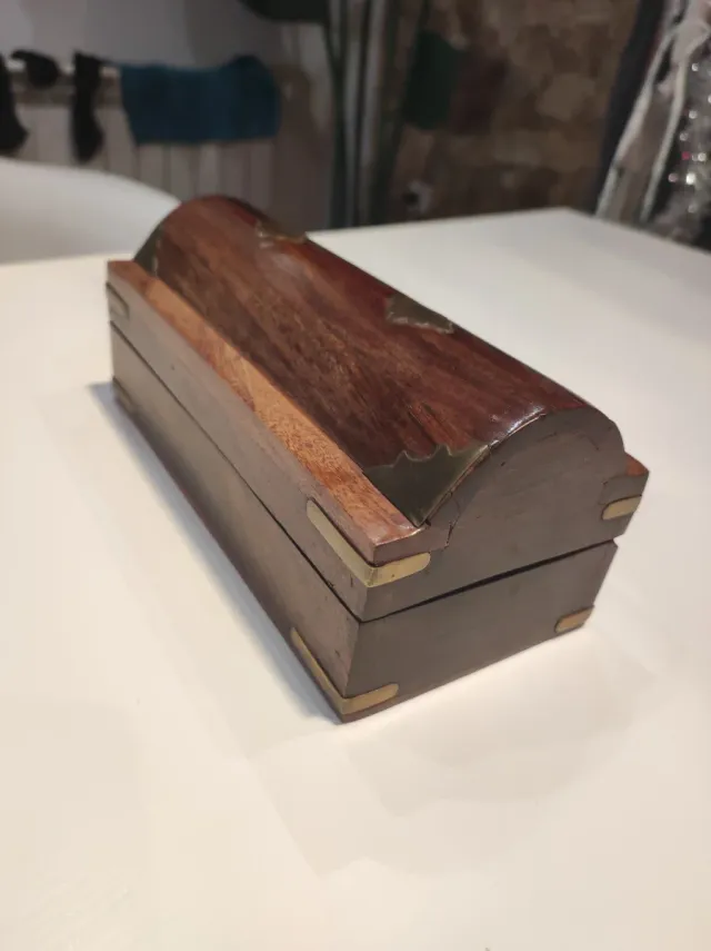 Scatola portagioie in legno con dettagli in metallo