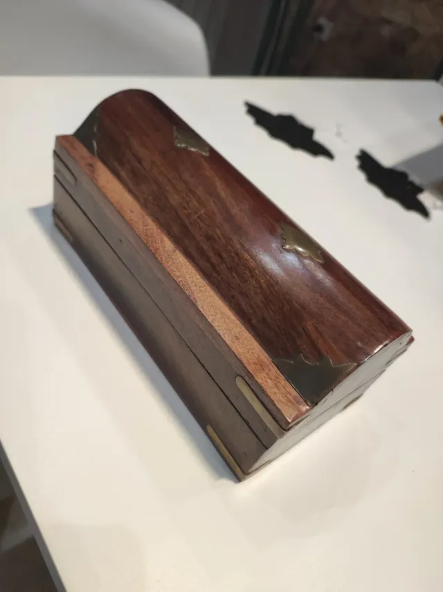 Scatola portagioie in legno con dettagli in metallo