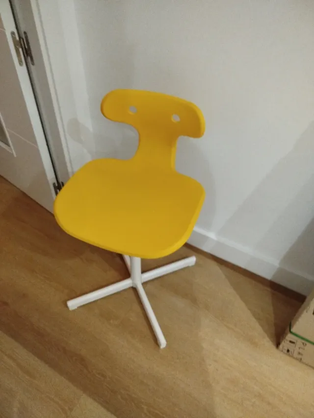 Silla de escritorio amarilla