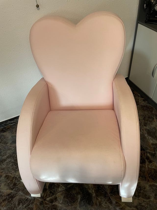 Butaca infantil rosa con forma de corazón
