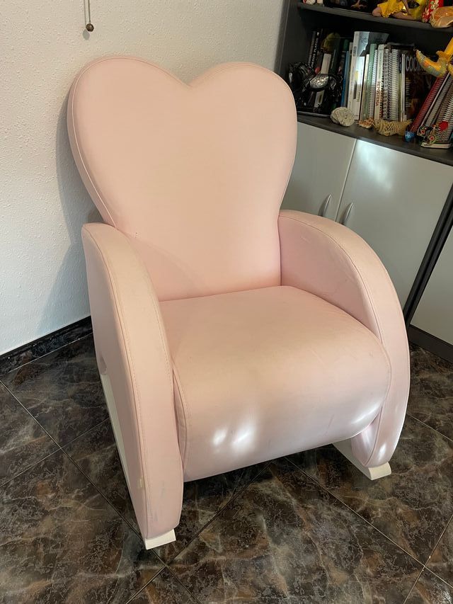 Butaca infantil rosa con forma de corazón