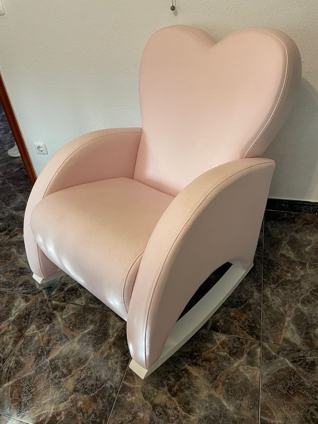 Butaca infantil rosa con forma de corazón