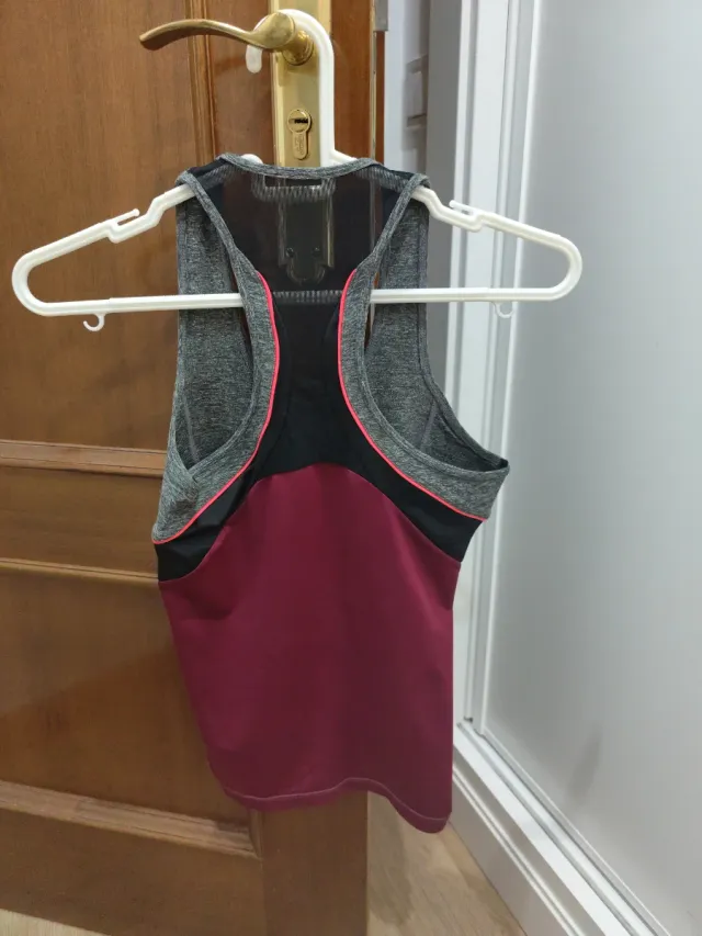 Camiseta deportiva Oysho gris y roja