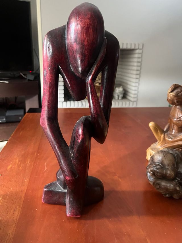 Estatua de madera pensador