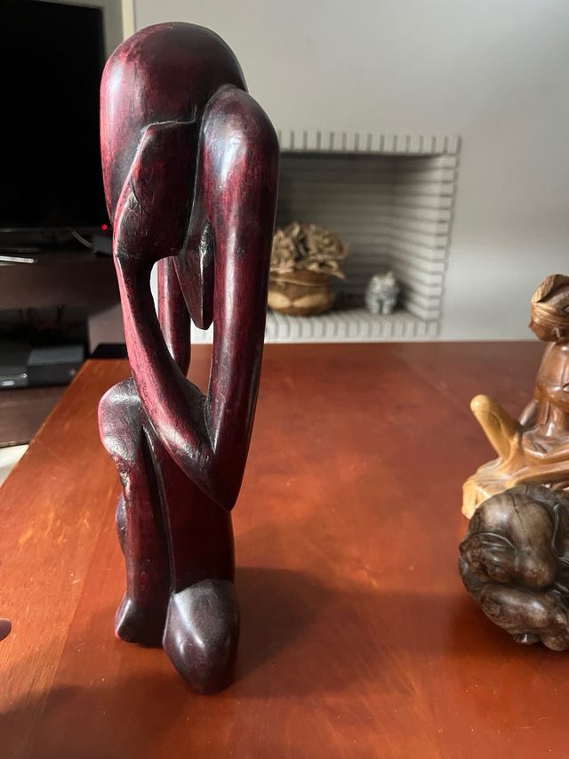 Estatua de madera pensador