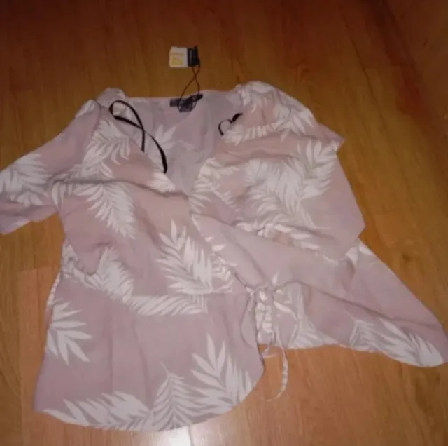 Blusa rosa con estampado de hojas