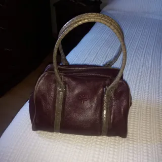 Bolso de piel berenjena y marrón