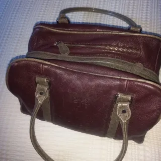 Bolso de piel berenjena y marrón