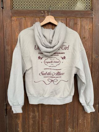 Sudadera con capucha gris