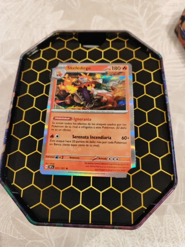 Lata Pokémon Skeledirge Resellados