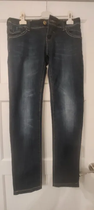 Pantalón vaquero azul recto.