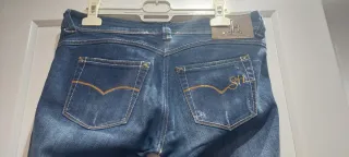 Pantalón vaquero azul recto.