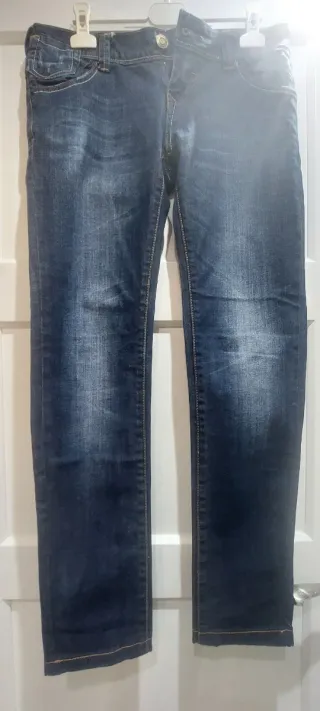 Pantalón vaquero azul recto.