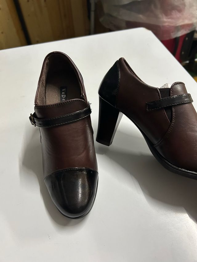 Zapatos de piel marrón y charol