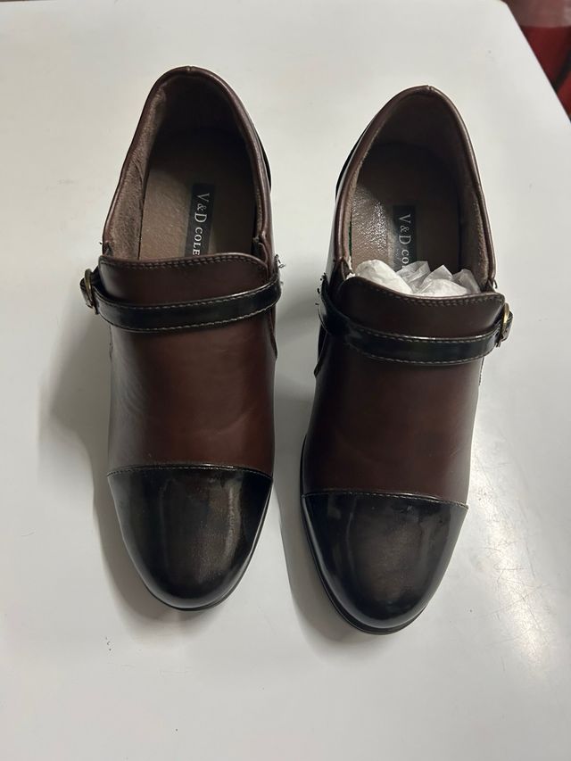 Zapatos de piel marrón y charol