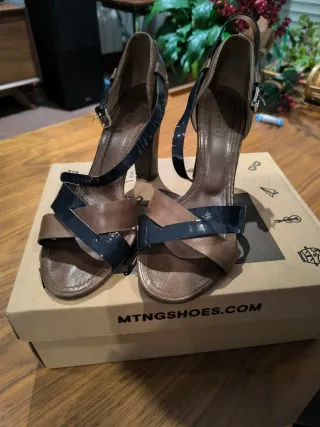 Zapatos de tacón marrones y negros