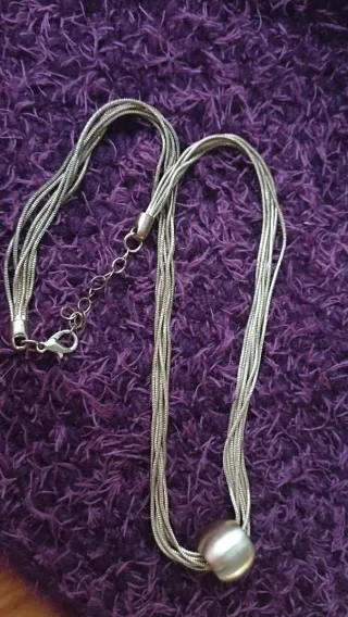 Collar dorado con colgante esférico