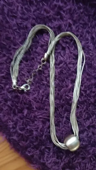 Collar dorado con colgante esférico