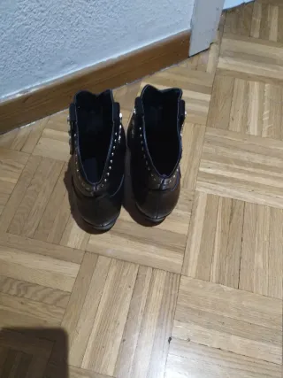 Botines negros con tachuelas