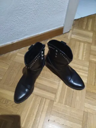 Botines negros con tachuelas
