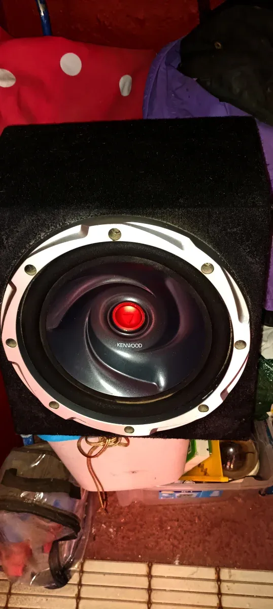 Subwoofer Kenwood Negro y Rojo