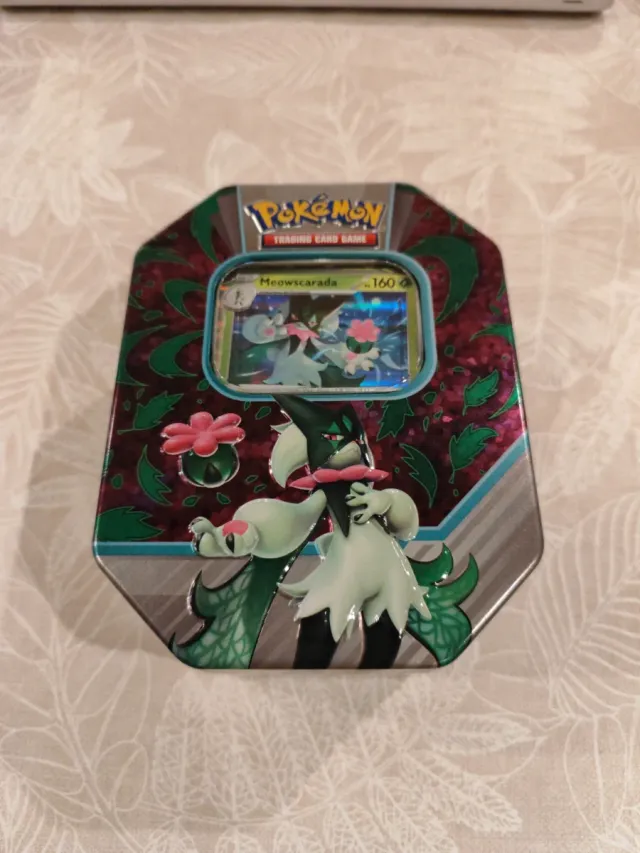 Lata Pokémon Meowscarada Resellados