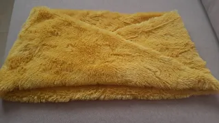 Cuello de pelo mostaza