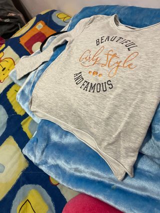 Camisa gris con estampado dorado de niñas pequeñas