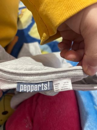 Camisa gris con estampado dorado de niñas pequeñas