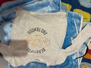 Camisa gris con estampado dorado de niñas pequeñas