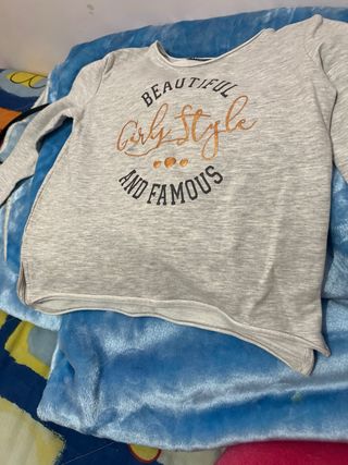 Camisa gris con estampado dorado de niñas pequeñas