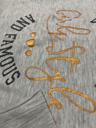 Camisa gris con estampado dorado de niñas pequeñas